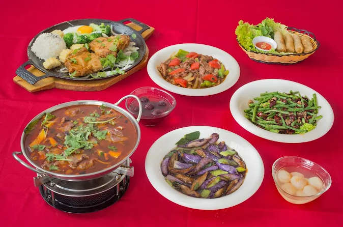 Plat traditionnel chinois – mélange de légumes sautés, La Maison Pourpre Paris 11