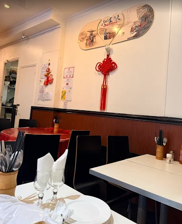 Salle du restaurant La Maison Pourpre